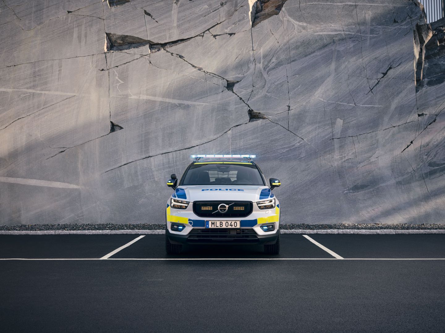TIM00856_XC40_FRONT_POLICE-Large.jpg